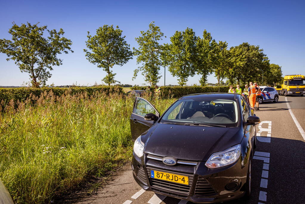 Auto belandt in bosschage bij botsing