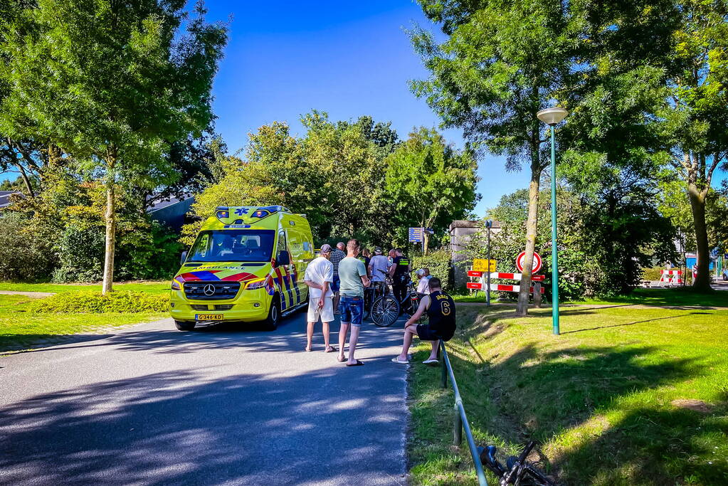 Man op fiets botst op auto