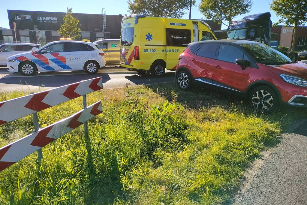 Fietser en automobilist in botsing op rotonde