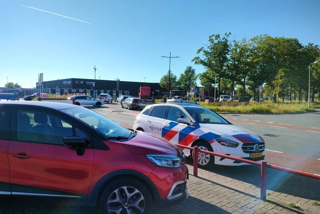 Fietser en automobilist in botsing op rotonde