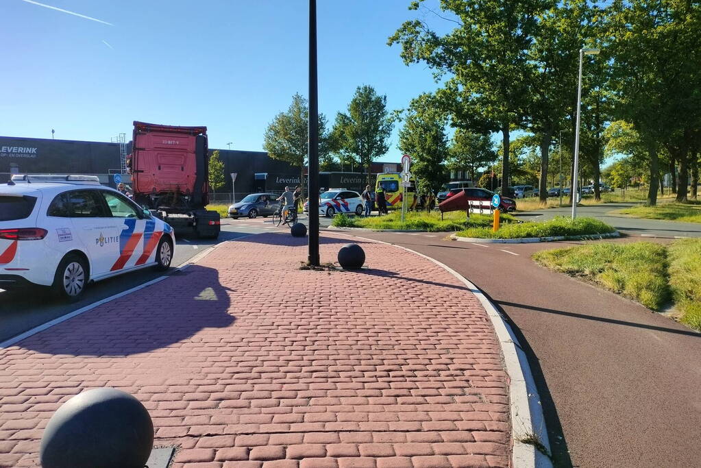 Fietser en automobilist in botsing op rotonde