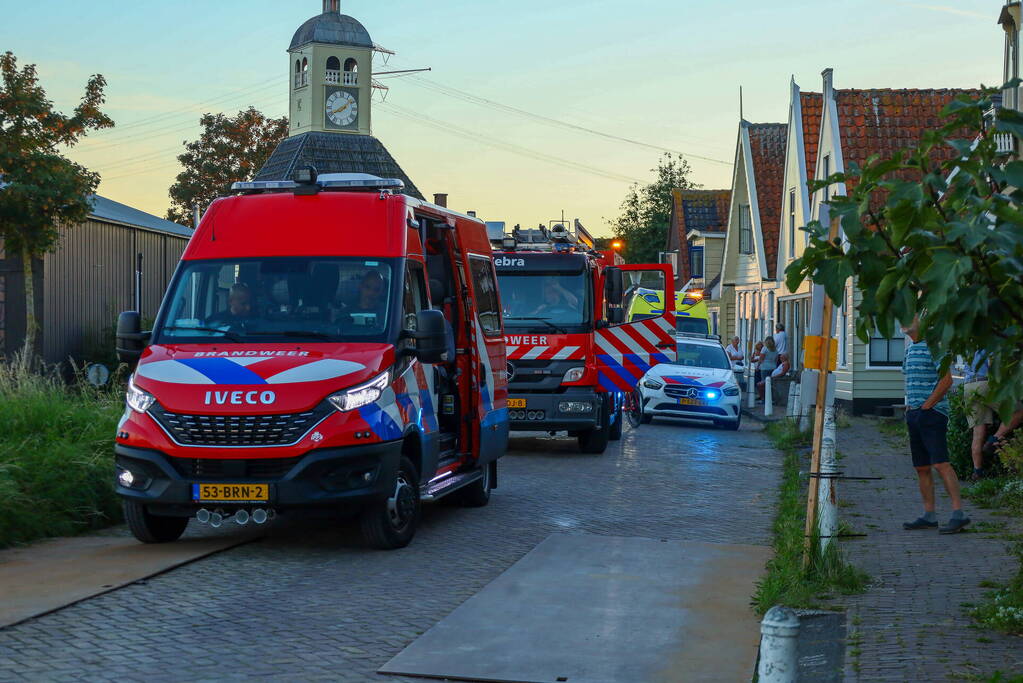 Persoon met boot uit water gered