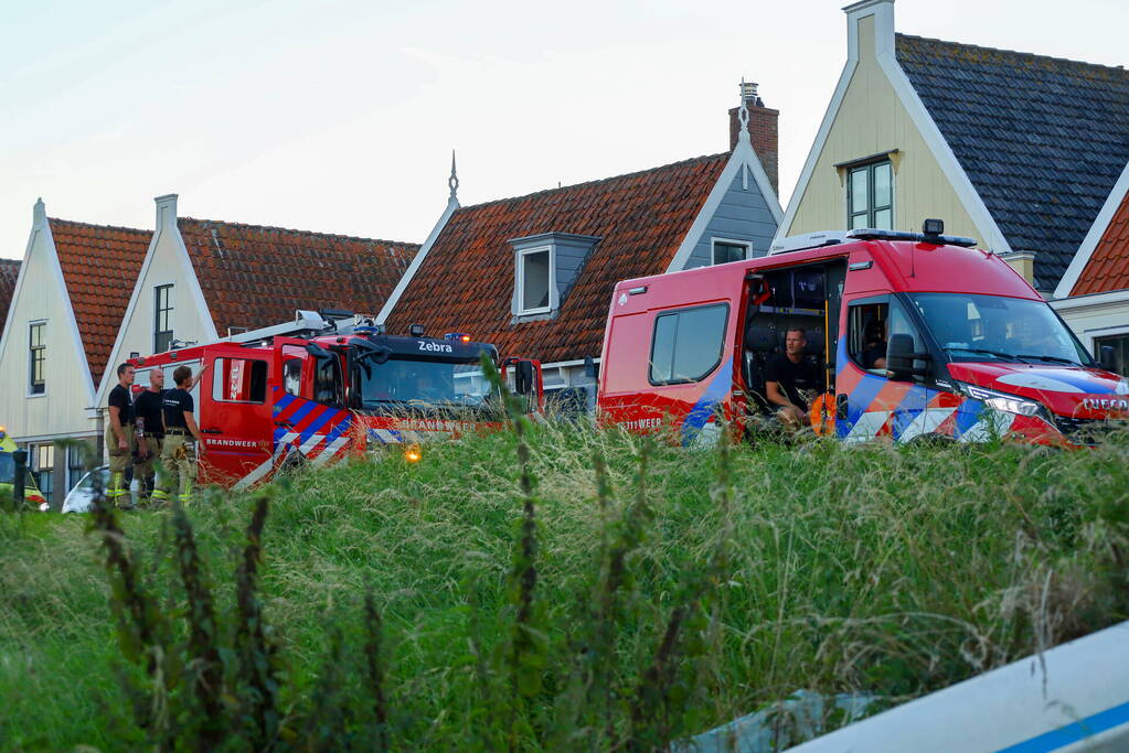 Persoon met boot uit water gered