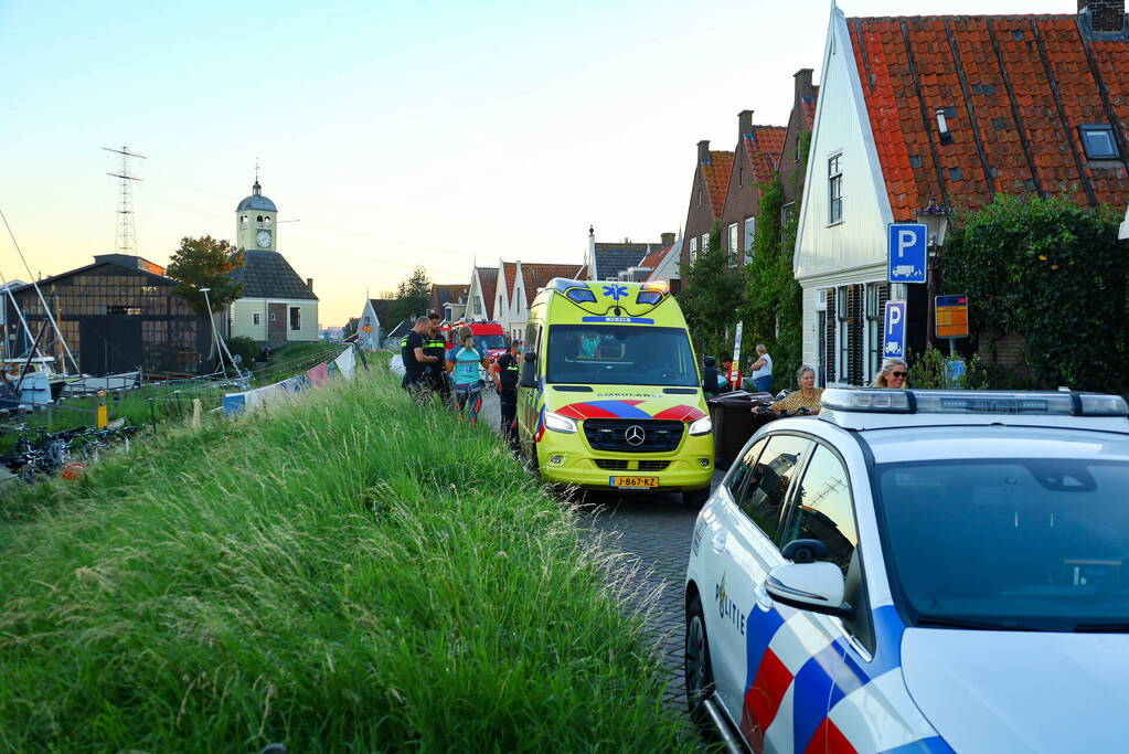 Persoon met boot uit water gered