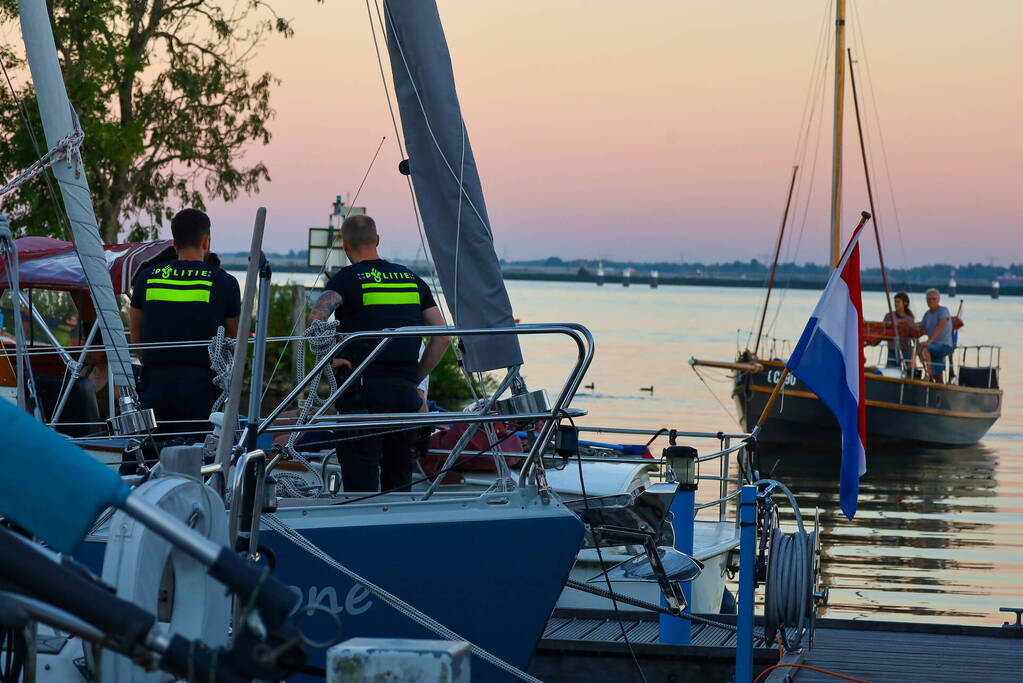 Persoon met boot uit water gered