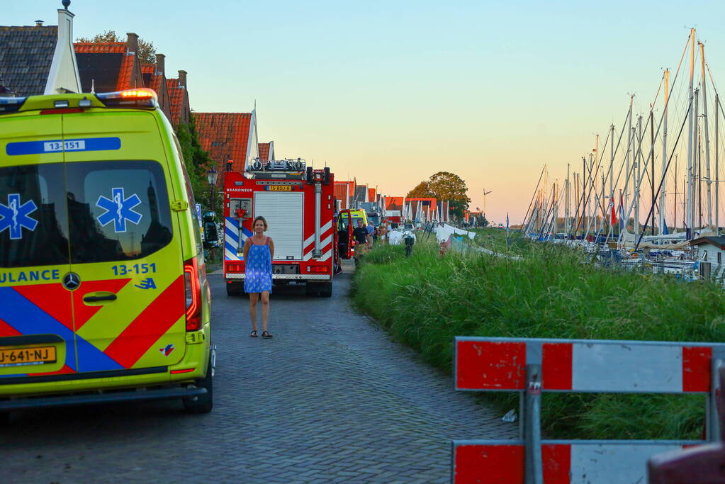 Persoon met boot uit water gered