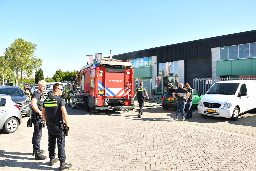 Brandweer ventilerend bedrijfspand van koffiebranderij