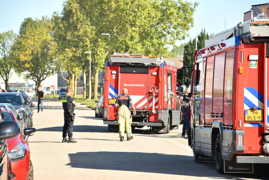 Brandweer ventilerend bedrijfspand van koffiebranderij