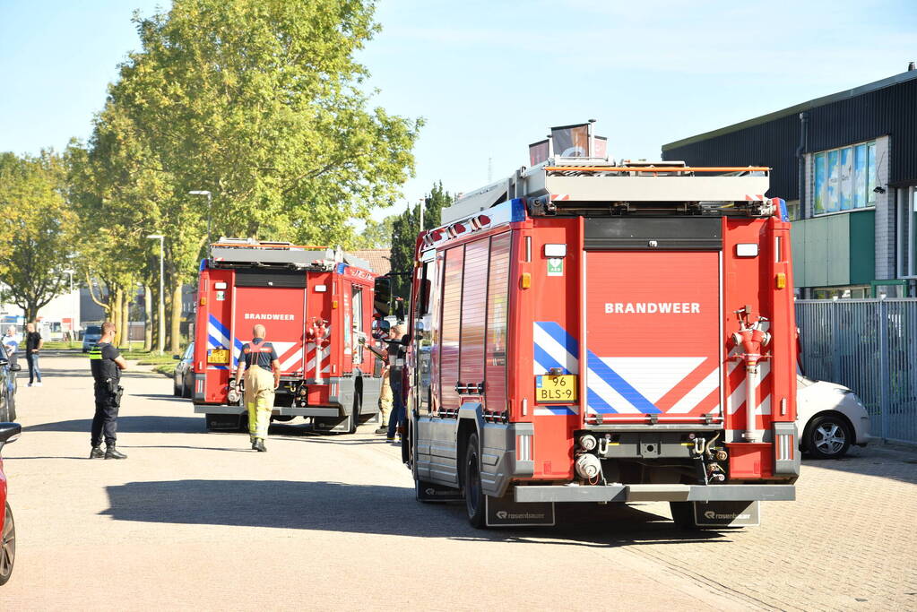 Brandweer ventilerend bedrijfspand van koffiebranderij