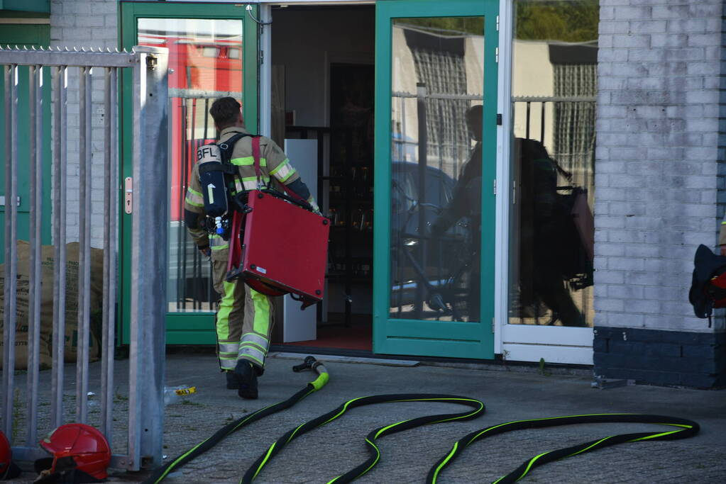 Brandweer ventilerend bedrijfspand van koffiebranderij