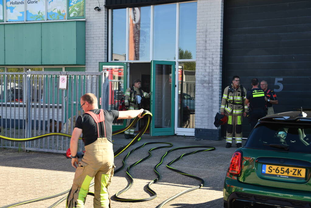 Brandweer ventilerend bedrijfspand van koffiebranderij