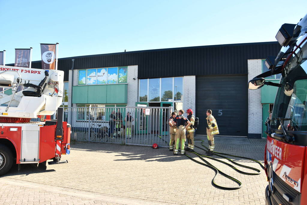 Brandweer ventilerend bedrijfspand van koffiebranderij