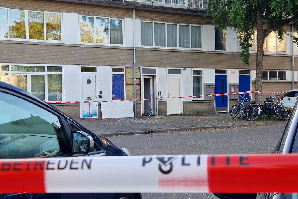 Weer deur van woning weggeblazen