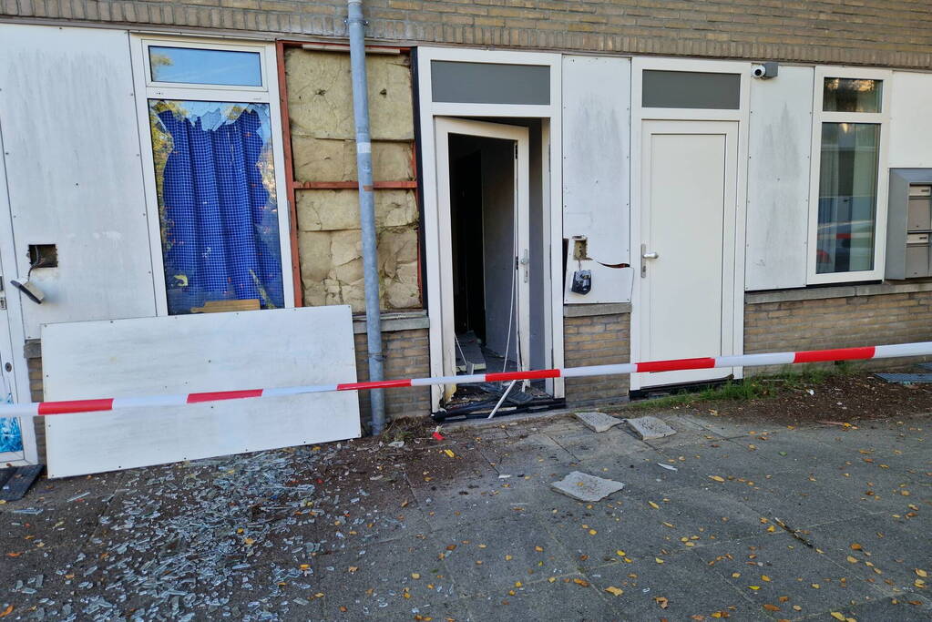 Weer deur van woning weggeblazen