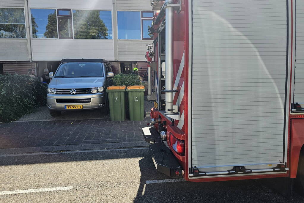 Schutting tussen woningen vliegt in brand