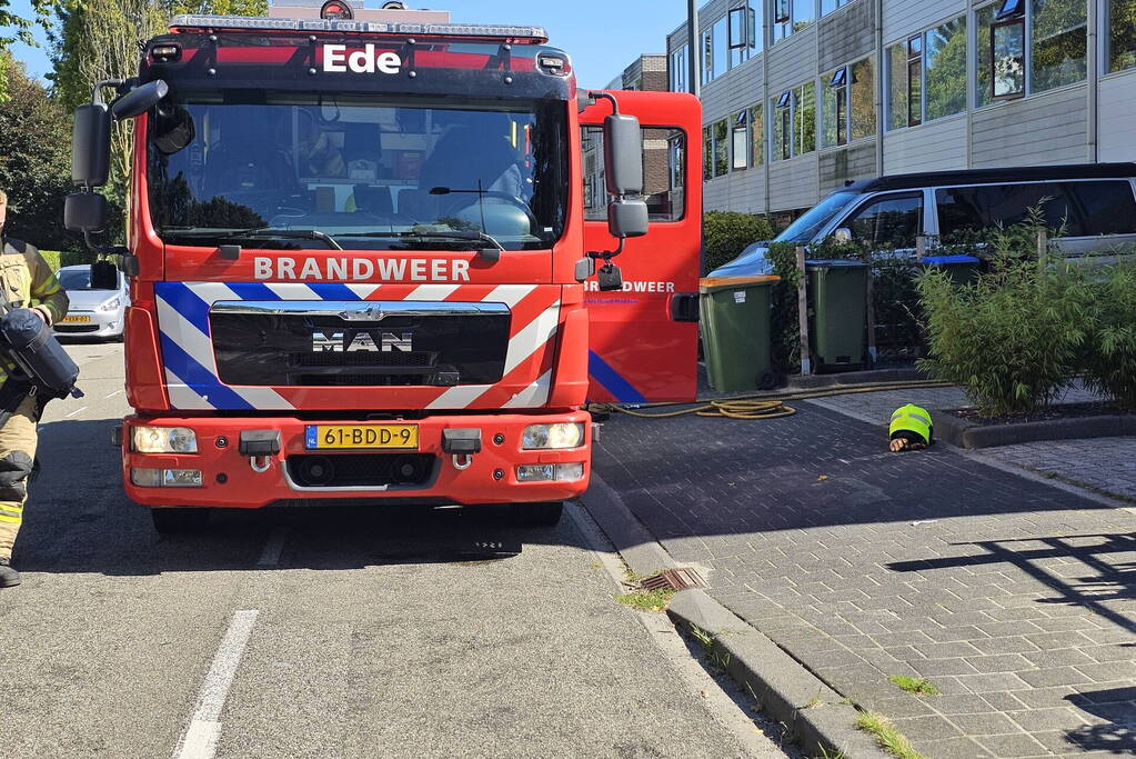 Schutting tussen woningen vliegt in brand