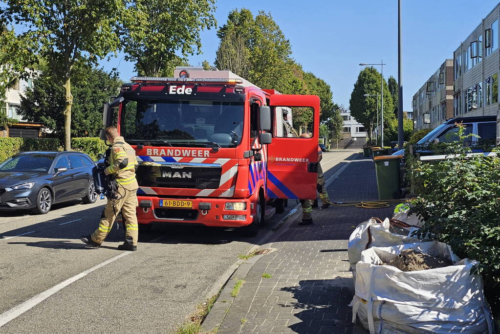 Schutting tussen woningen vliegt in brand