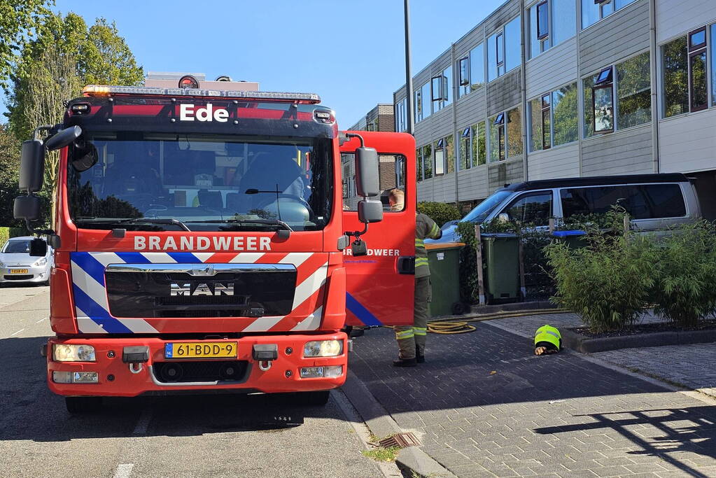 Schutting tussen woningen vliegt in brand