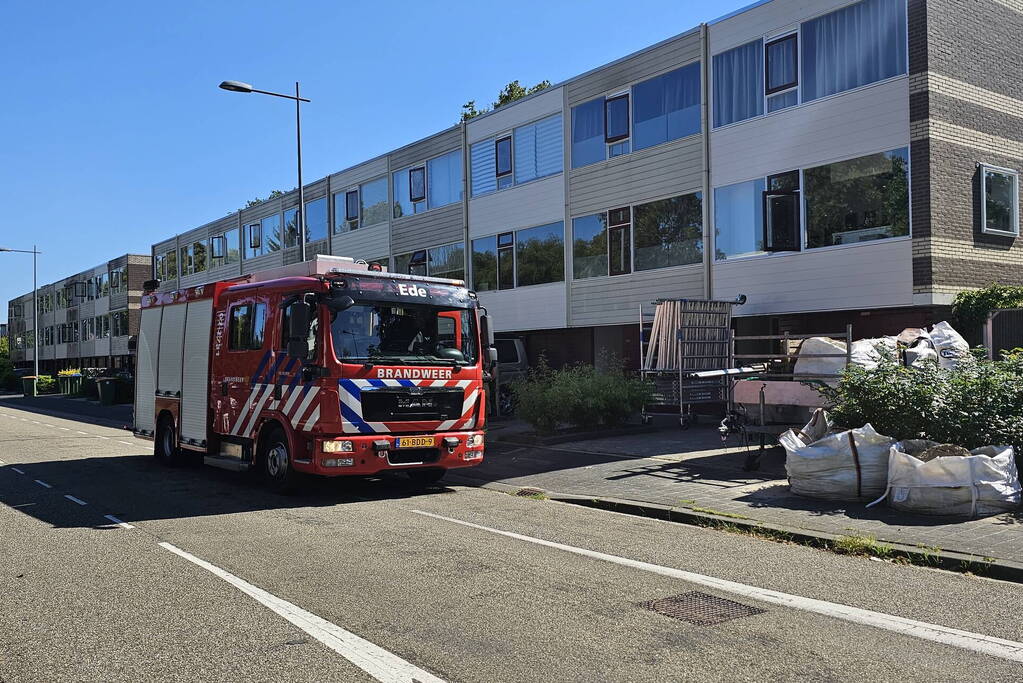 Schutting tussen woningen vliegt in brand