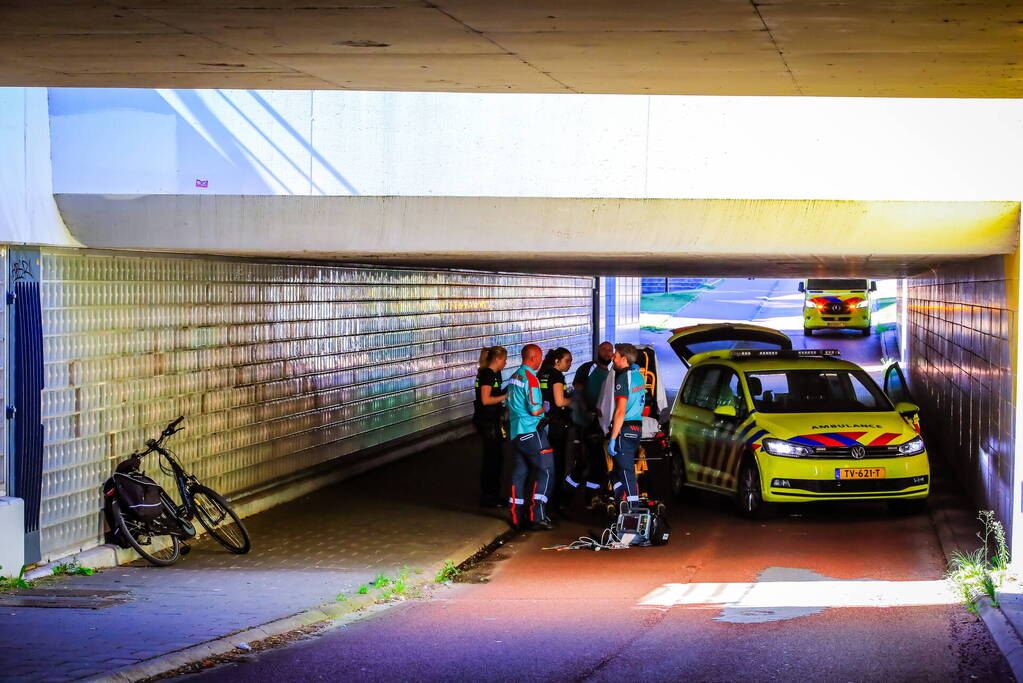 Man valt van fiets in fietstunnel