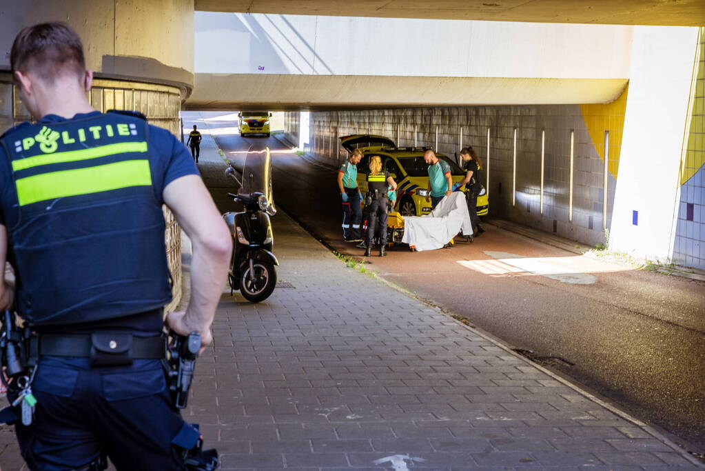 Man valt van fiets in fietstunnel