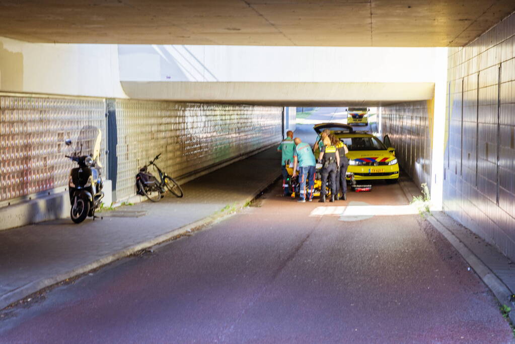 Man valt van fiets in fietstunnel