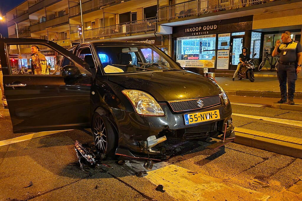 Automobilist klapt hard op bussluis