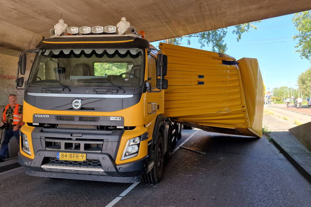 Vrachtwagen in botsing met viaduct