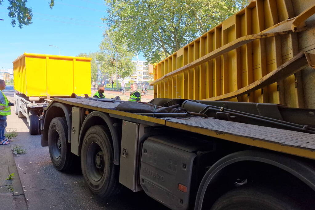 Vrachtwagen in botsing met viaduct