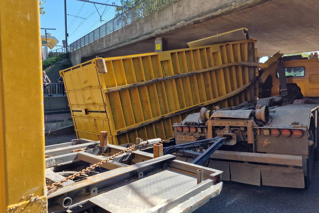 Vrachtwagen in botsing met viaduct