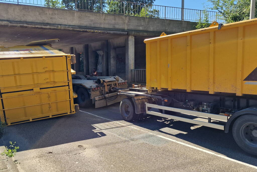 Vrachtwagen in botsing met viaduct