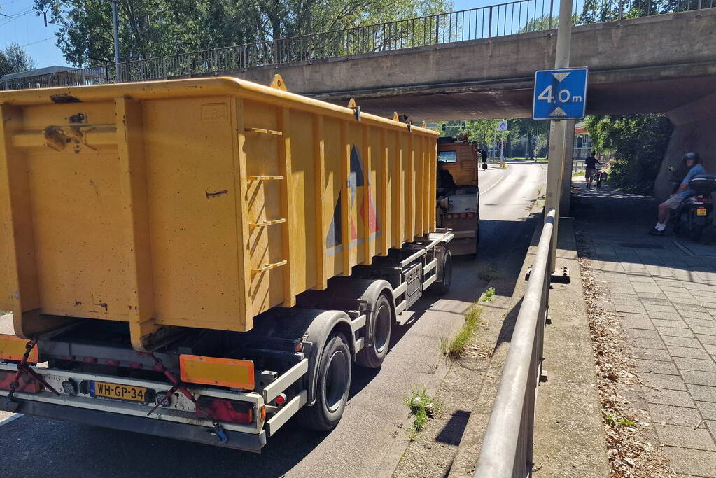 Vrachtwagen in botsing met viaduct