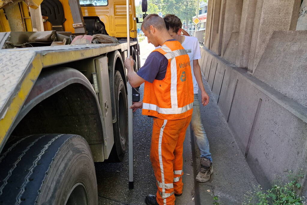 Vrachtwagen in botsing met viaduct