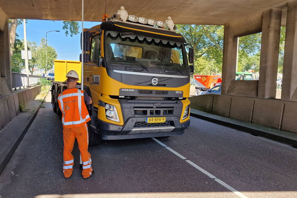 Vrachtwagen in botsing met viaduct