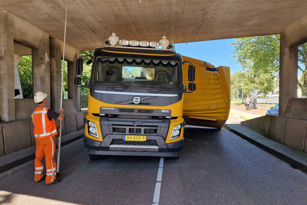 Vrachtwagen in botsing met viaduct