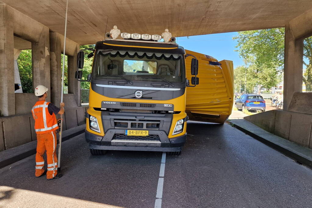 Vrachtwagen in botsing met viaduct