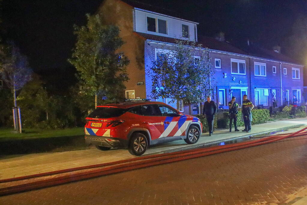 Brand na explosie bij woning