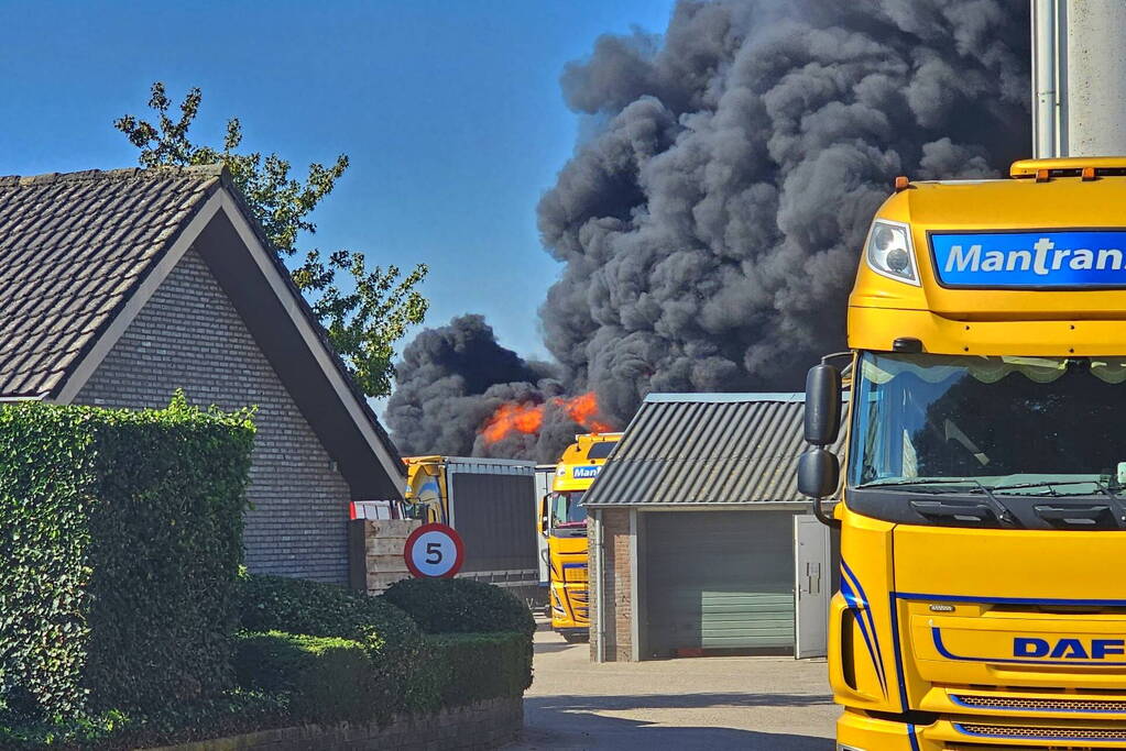 Vrachtwagen brand af nabij boerderij