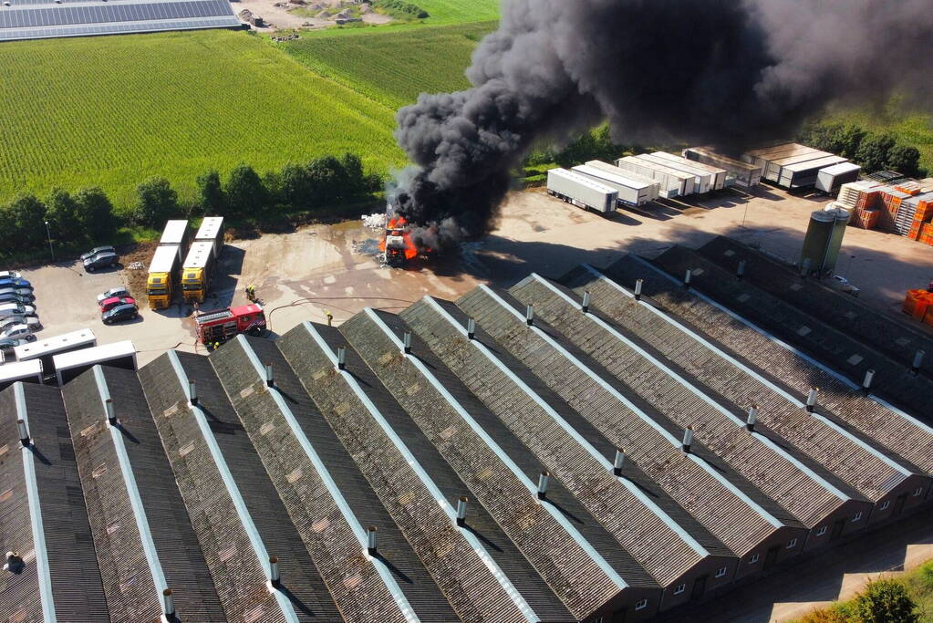 Vrachtwagen brand af nabij boerderij