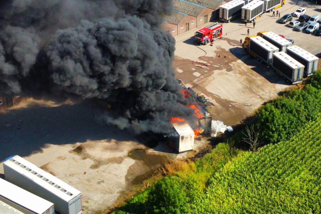 Vrachtwagen brand af nabij boerderij