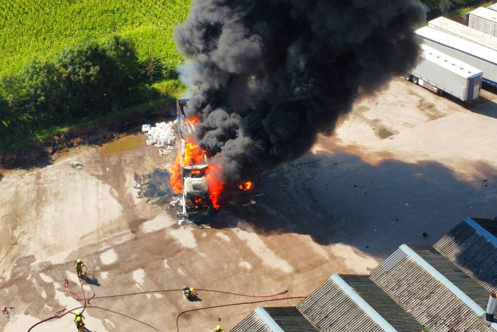 Vrachtwagen brand af nabij boerderij