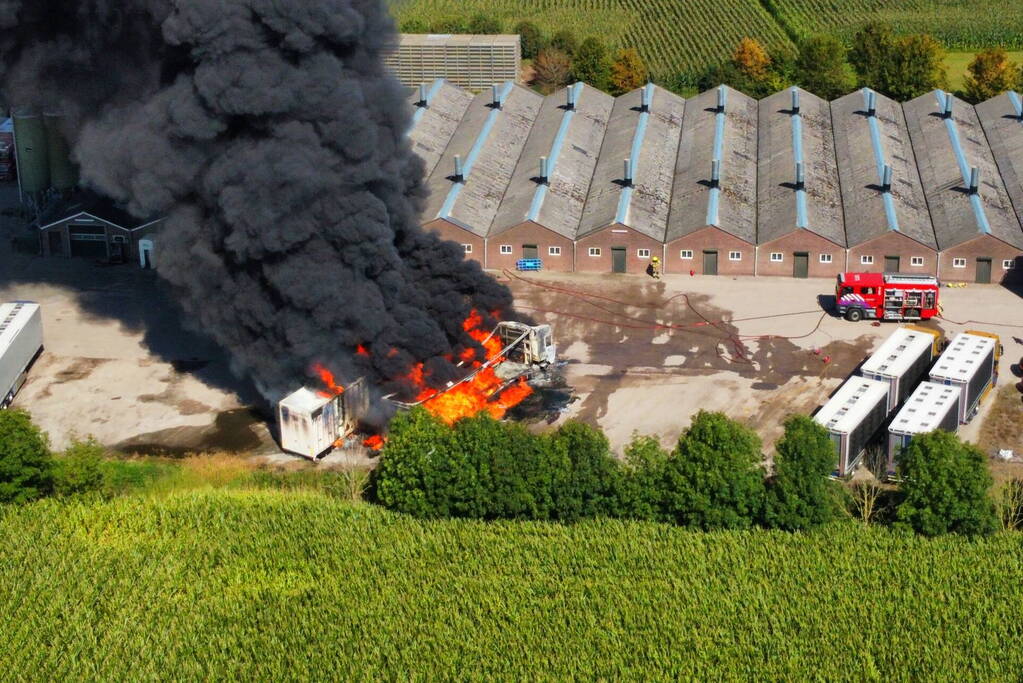 Vrachtwagen brand af nabij boerderij