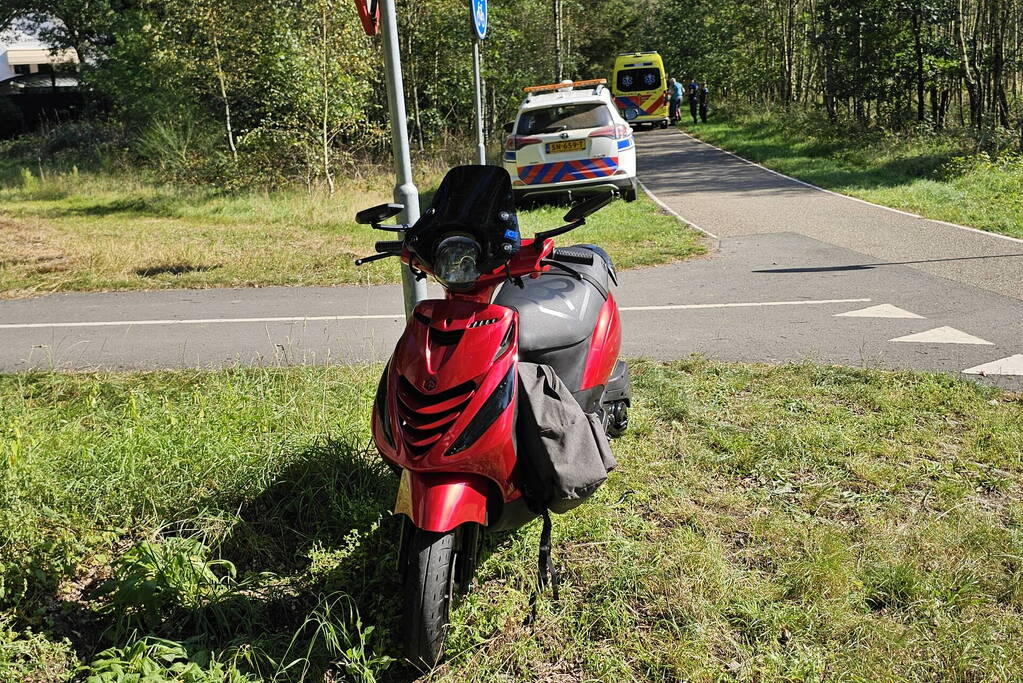 Scooterrijder onderuit op fietspad