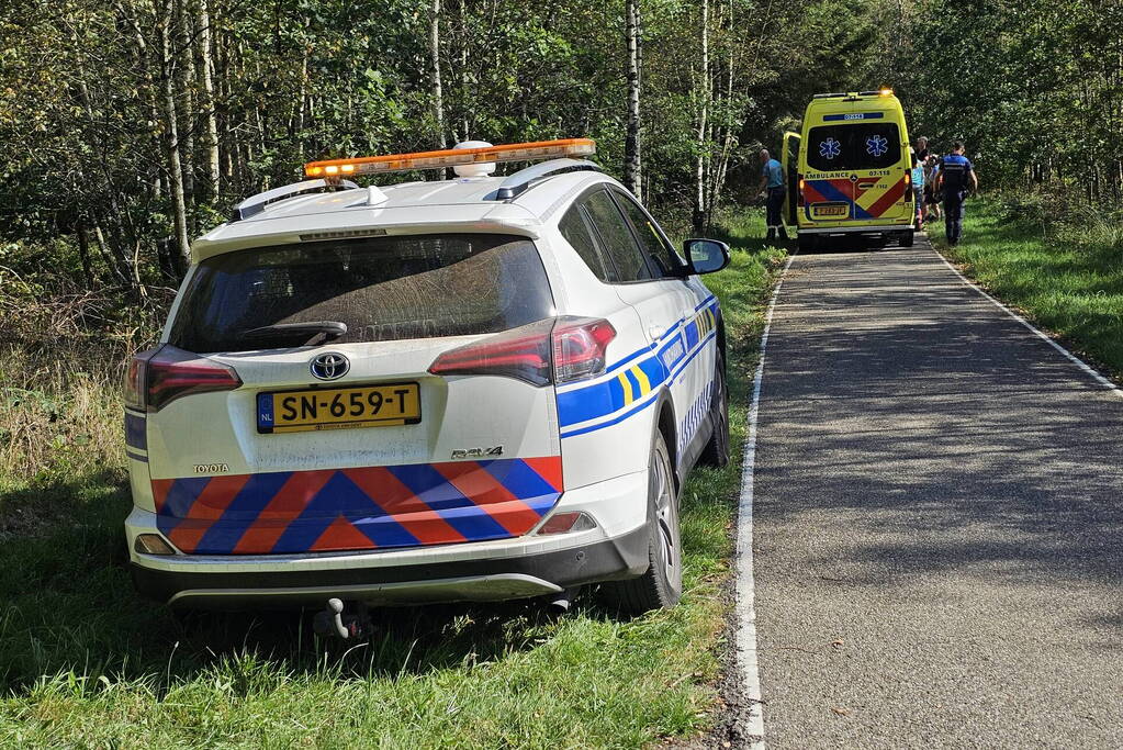 Scooterrijder onderuit op fietspad