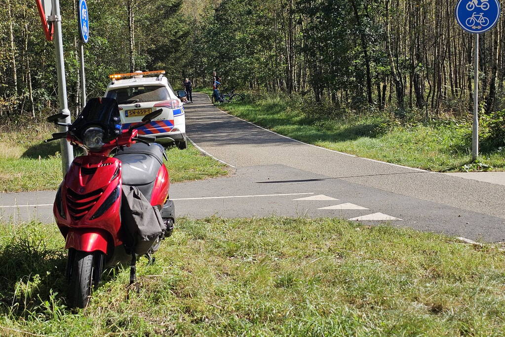 Scooterrijder onderuit op fietspad