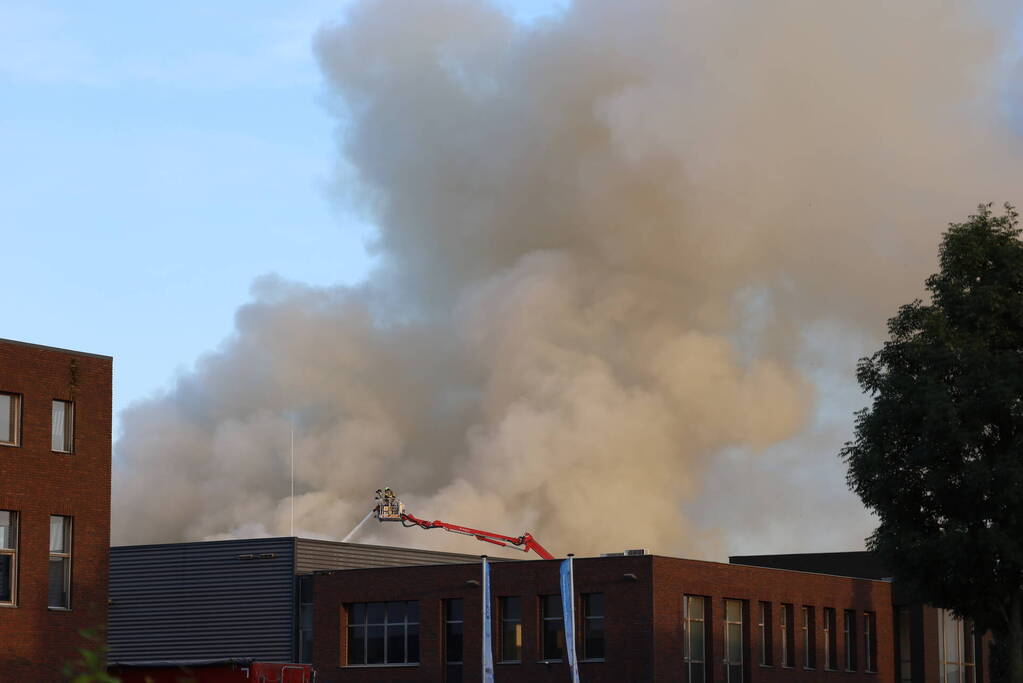 Flinke rookontwikkeling bij zeer grote brand