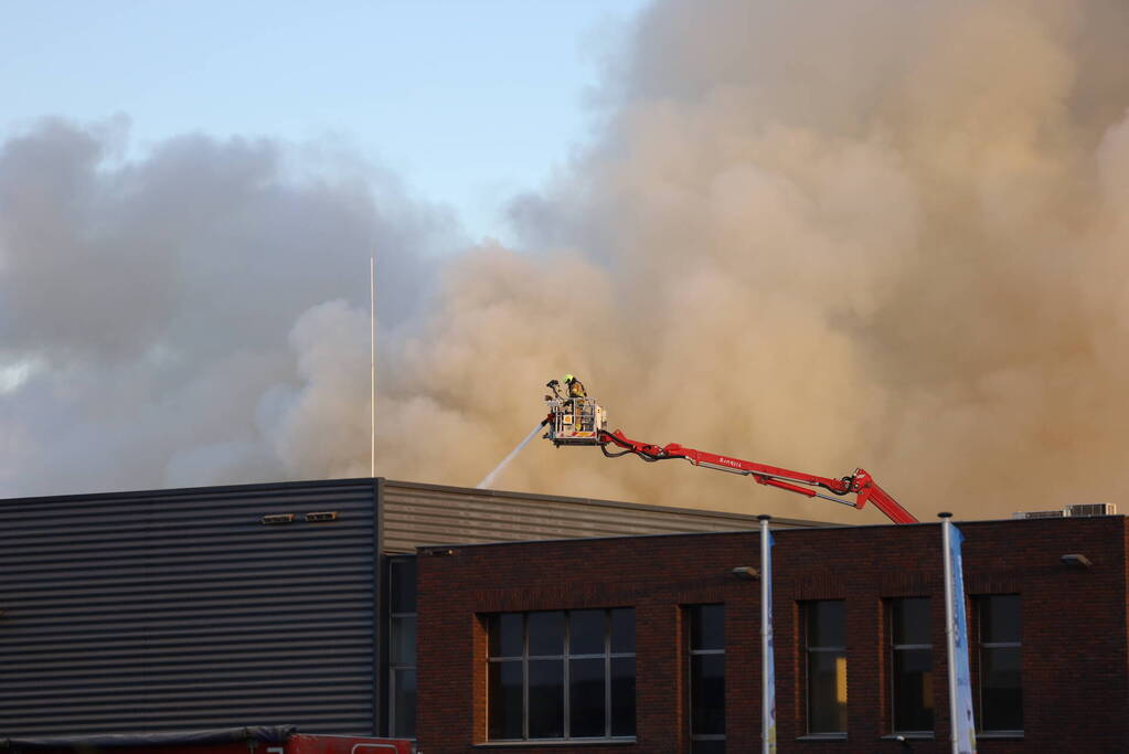 Flinke rookontwikkeling bij zeer grote brand