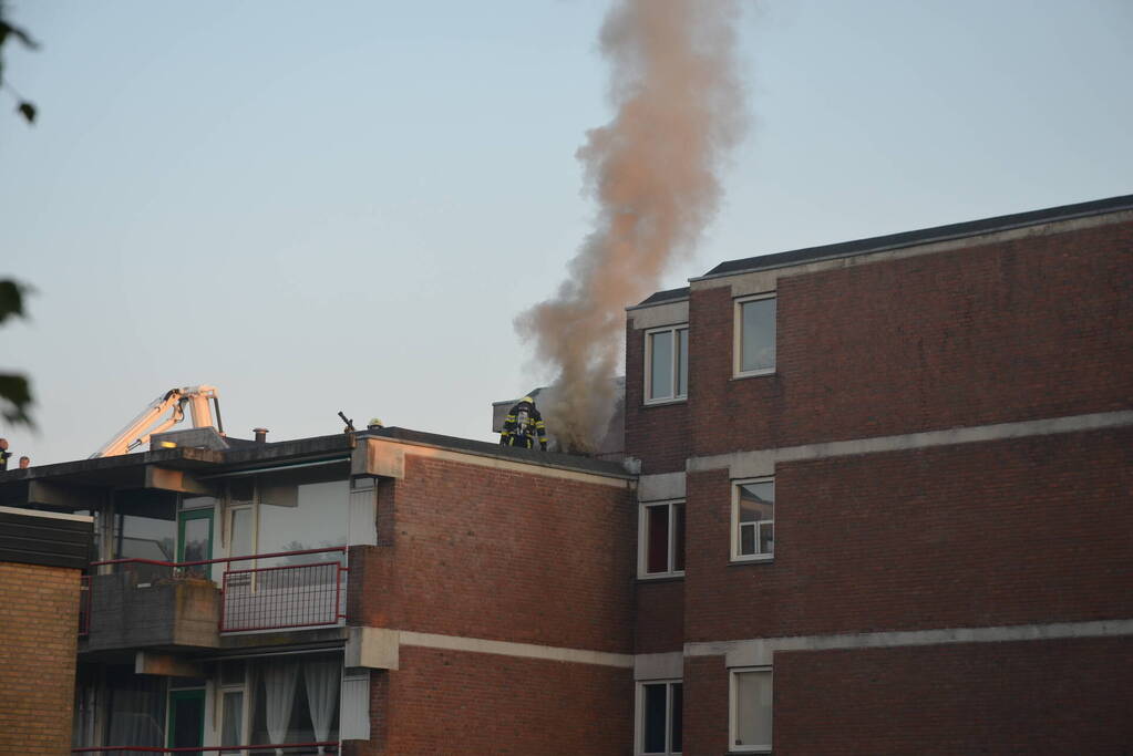 Hevige brand op dak van flatgebouw