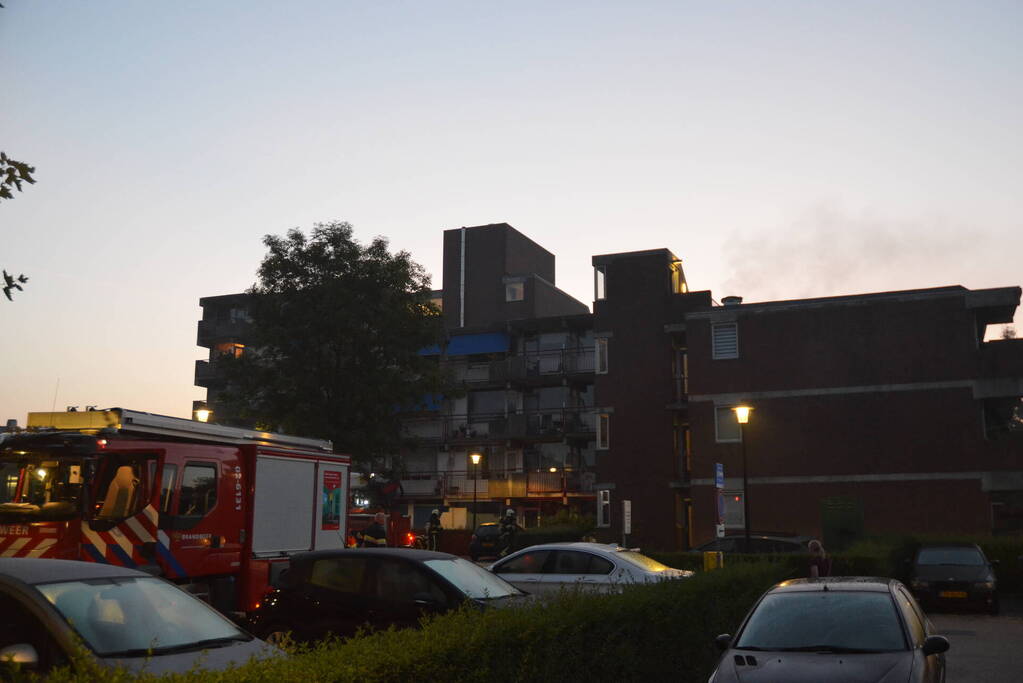 Hevige brand op dak van flatgebouw