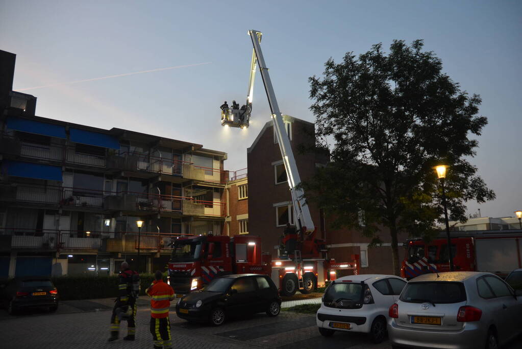 Hevige brand op dak van flatgebouw